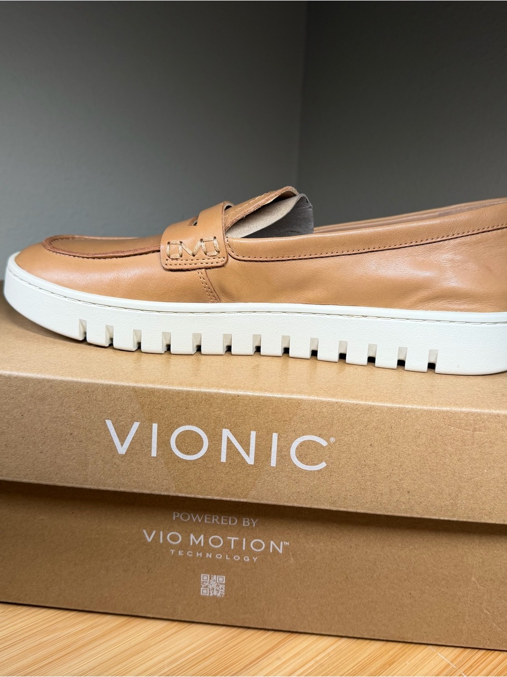 Vionic Uptown Loafer Camel Leather White Platform Sole NIB Size 9M